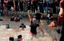 Kenalan dengan Tradisi Ngubek Empang, Cara Unik Silaturahmi Ala Warga Depok di Kolam Ikan