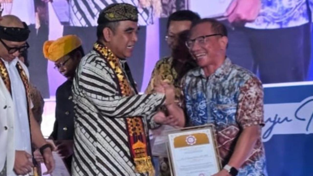 KMHDI Anugerahkan Penghargaan Tokoh Hindu Nasional Inspiratif kepada Komisioner KI Pusat Gede Narayana