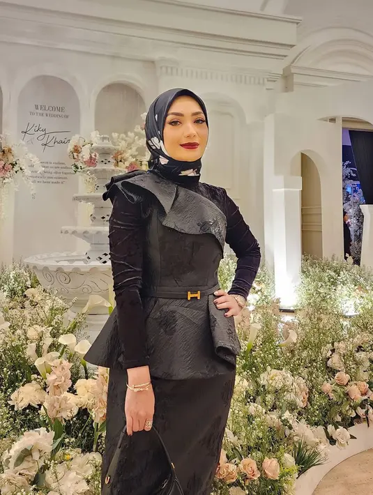 Sebelumnya sempat ramai karena tidak diundang dalam pernikahan sahabatnya, Reiner Manopo. Banyak netizen pun sempat ramai menanyakan kronologinya. Namun ternyata Imel PC sendiri tidak tahu bahwa Reiner Menikah. Mentan istri dari pengusaha ini pun baru tahu Reiner Manopo menikah karena unggahan media sosial dari orang lain. (Liputan6.com/IG/@imelpc)