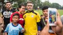Keberadaan Cristian Gonzales di Kompleks TNI itu sontak membuat warga datang dan menghampirinya untuk menyapa dan juga foto bareng. (Bola.com/Vitalis Yogi Trisna)