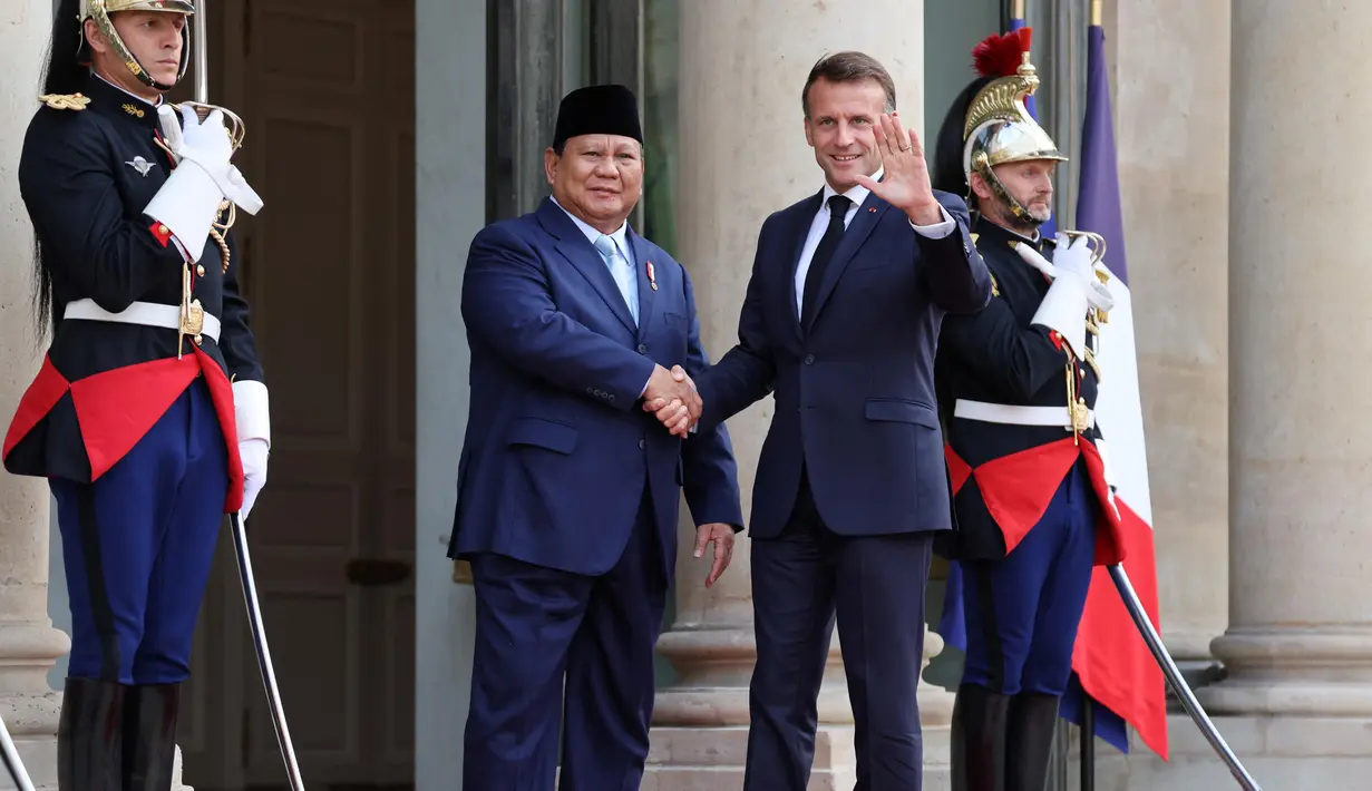 Undangan sebagai tamu kehormatan di Bastille Day merupakan kehormatan bagi bangsa Indonesia di panggung diplomasi internasional. (Ludovic MARIN/AFP)