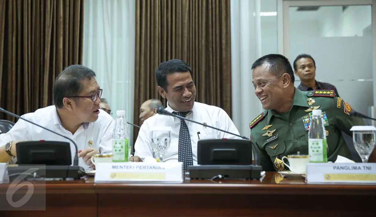 (Ki-ka) Menkominfo Rudiantara berbincang dengan Menteri Desa PDTT Marwan Jafar dan Panglima TNI Jenderal Gatot Nurmantyo sebelum rapat terbatas persiapan Natal serta Tahun Baru 2016 di Kantor Presiden, Jakarta, Rabu (16/12). (Liputan6.com/Faizal Fanani)