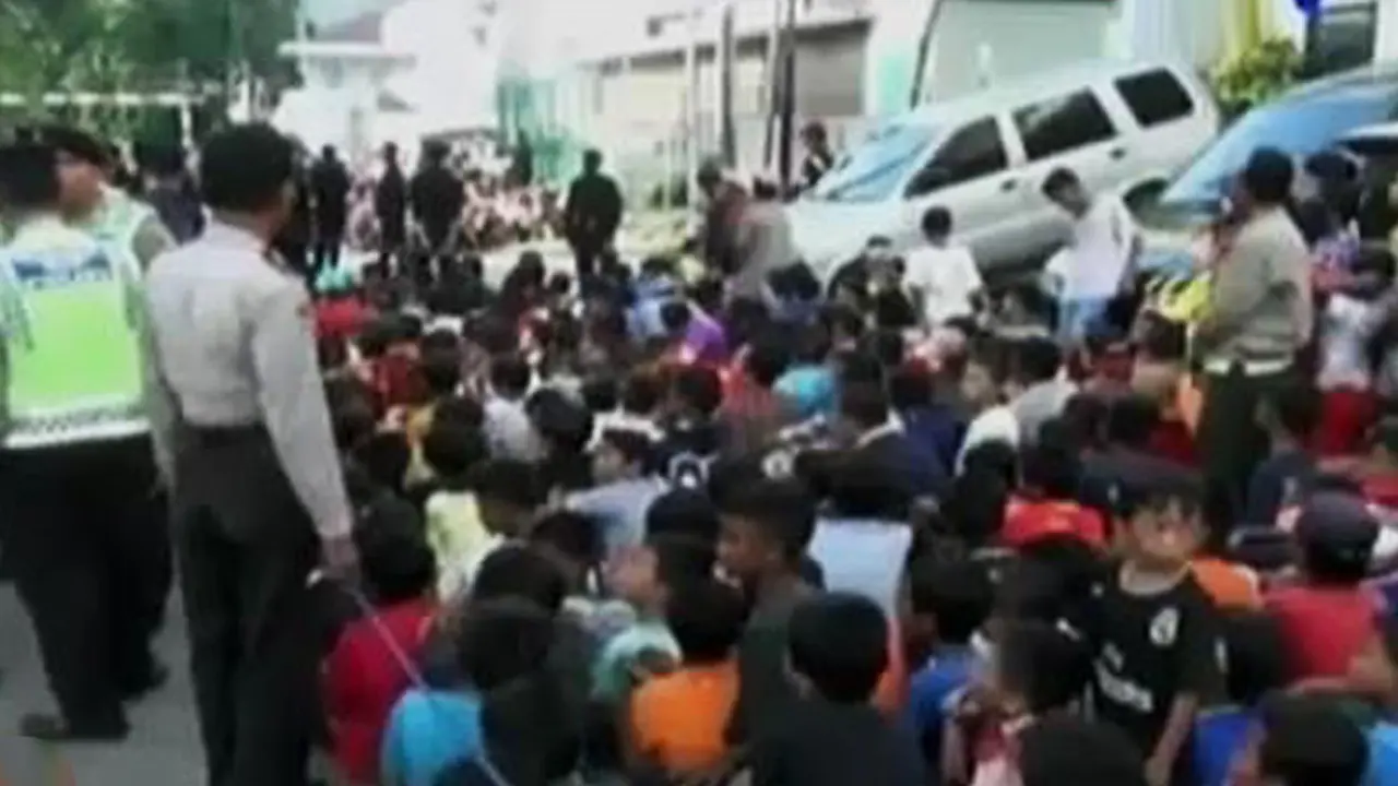 VIDEO: Warga Kurang Mampu Antre Angpau di Penjaringan