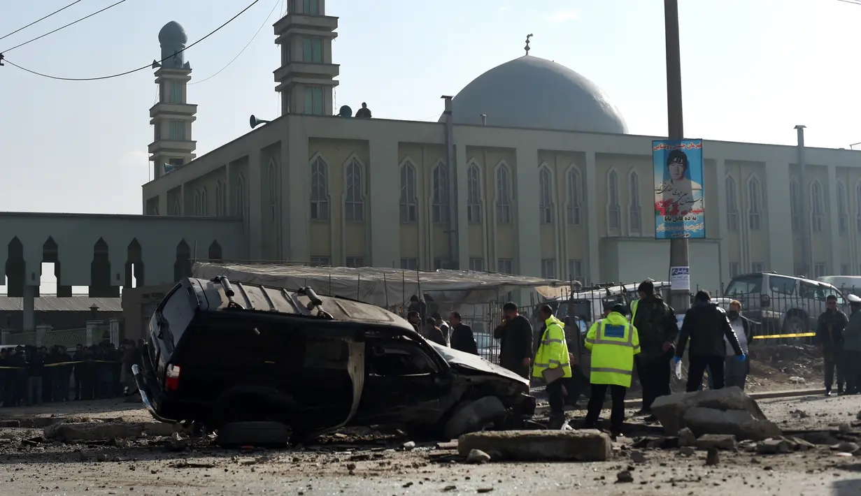 Ledakan bom mengguncang kendaraan anggota parlemen Afghanistan di jalanan ibu kota Kabul, Rabu (28/12).  Ledakan bom itu sengaja ditargetkan pada Fakori Behishti yang sedang dalam perjalanan ke gedung parlemen Afghanistan. (WAKIL KOHSAR/AFP)
