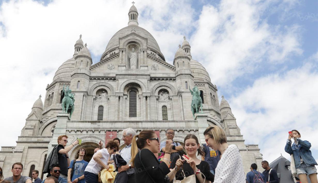 Gereja tua ini menjadi salah satu obyek wisata yang kerap didatangi turis saat berkunjung ke Kota Prancis. (Bola.com/Vitalis Yogi Trisna)