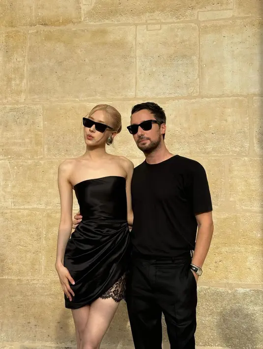 Ia tampil super chic dengan strapless little black dress yang membalut tubuhnya dengan amat sempurna. [Foto: Instagram/roses_are_rosie]