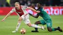 Manchester United menebus Donny van de Beek dari Ajax Amsterdam dengan mahar 40 juta pounds atau sekitar Rp 780 miliar. (AFP/John Thys)