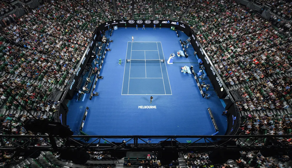 Penenonton memadati tribun saat menyaksikan laga petenis AS, Serena Williams melawan Lucie Safarova (Republik Ceko) di putaran kedua Austalia Open, Melbourne, Australia (19/1). (AFP/Peter Park)