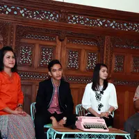 Preskon Iriana jokowi,Gibran Rakabuming Raka & Selvi Ananda Putri @ Gedung Saba Buana ( Solo ) (M. Akrom Sukarya/bintang.com)