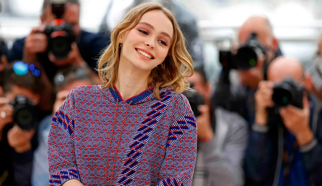 Senyum manis Lily Rose Melody Depp saat menghadiri Festival Film Cannes ke-69 di Prancis, (13/5). Putri aktor Johnny Depp dan penyanyi Perancis Vanessa Paradis ini lahir pada 27 Mei 1999. (REUTERS / Yves Herman)