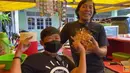 Seperti ini nih potret warung sederhana yang dijalankan oleh Adul. Komeng pun sempat menyambangi warung milik sahabatnya tersebut. (Youtube KOMENG Info)