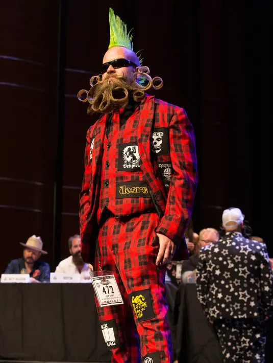 John Banks berpose saat mengikuti Kejuaraan Dunia Beard and Moustache Championships 2017 di Long Center for the Performing Arts, Remington, Austin, Texas (3/9). Kejuaraan ini diselenggarakan selama tiga hari. (AFP Photo/Suzanne Cordeiro)