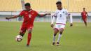 Pemain Timnas Indonesia U-19, Rifat Marasabessy (kiri) mencoba melewati adangan pemain Timor Leste pada laga Kualifikasi Piala Asia 2017 di Stadion Paju Public, Korea Selatan, 2/11/2017). Indonesia menang 5-0. (PSSI/Bandung Saputra)