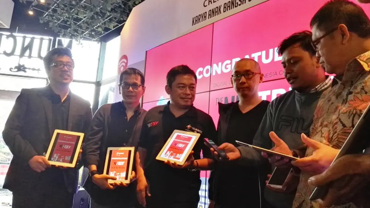 Dirut Telkomsel Ririek Adriansyah (tengah) dan Menkominfo Rudiantara (berpakaian batik) usai meresmikan dibukanya kompetisi digital The NextDev di Jakarta, Senin (9-5-2016)