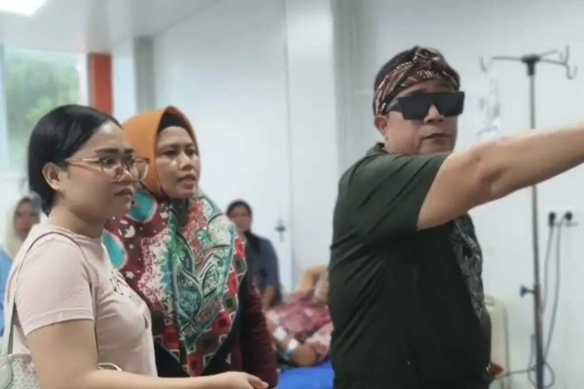 Ibu tiri berinisial TR (tengah)