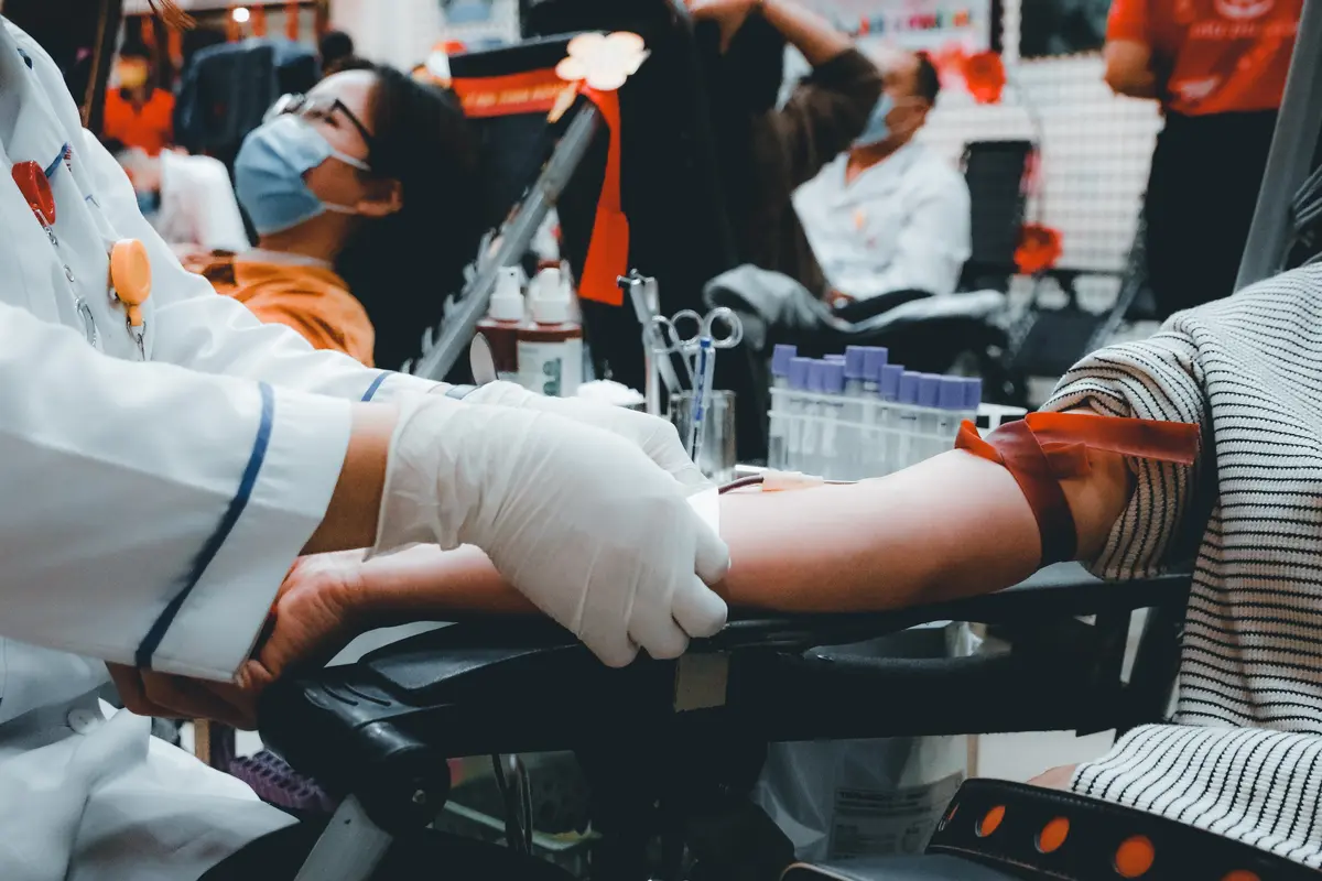 Ilustrasi Donor Plasma Konvalesen untuk bantu pasien Covid-19/unsplash nguy-n-hi-p-s