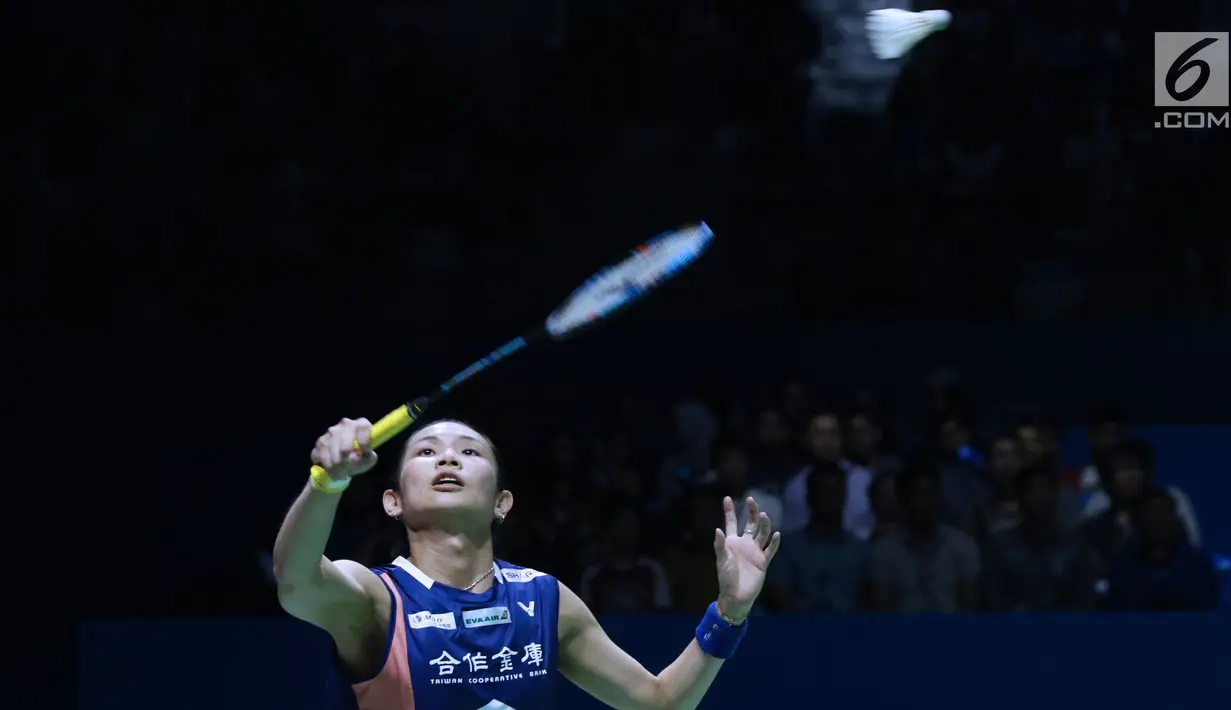 Tunggal putra China Taipei, Tai Tzu Ying mengembalikan kok ke arah pebulu tangkis China, He Bingjiao pada semifinal Indonesia Open 2018 di Istora GBK, Jakarta, Sabtu (7/7). Tai Tzu Ying menang 21-13, 21-8. (Liputan6.com/Helmi Fithriansyah)