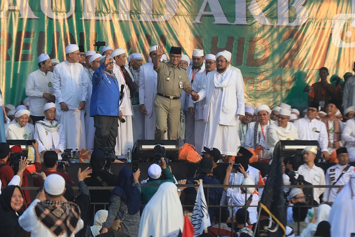 Salat Tahajud dan Doa Bersama Isi Reuni 212 di Monas