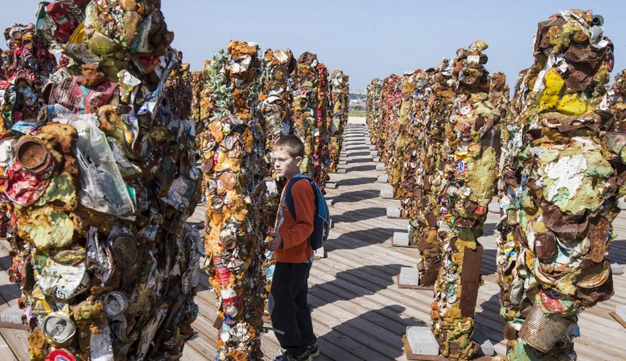 Seorang bocah tampak melihat-lihat patung yang terbuat dari limbah di di Ariel Sharon Park, Rabu (3/4/2014) (AFP Photo/Jack Guez).