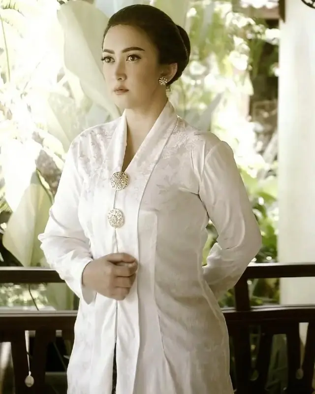 7 Gaya Nafa Urbach pakai kebaya di berbagai momen spesial