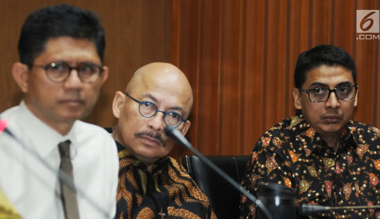 Wakil Ketua KPK, Laode M Syarif bersama Anggota Pansel MK Mas Achmad Santosa dan Zainal Arifin memberi keterangan kepada awak media usai melakukan pertemuan dengan KPK, Jakarta, Senin (9/7). (Merdeka.com/Dwi Narwoko)