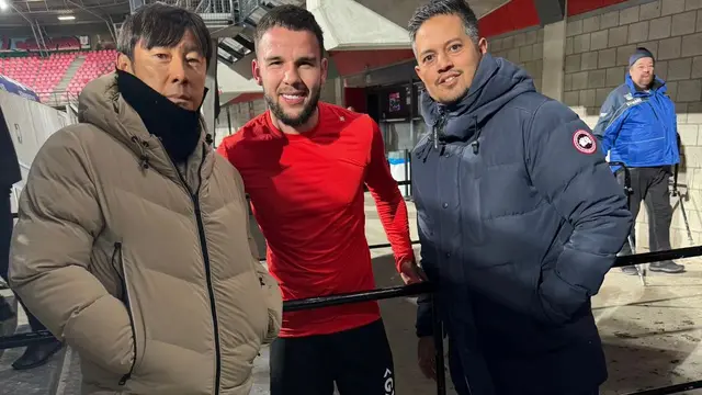 Pelatih Timnas Indonesia, Shin Tae-yong bersama bek NEC Nijmegen keturunan Aceh, Calvin Verdonk.