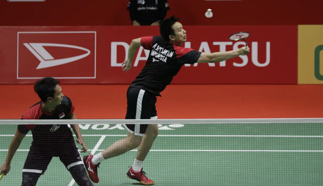 Ganda Putra Indonesia, Mohammad Ahsan/Hendra Setiawan, saat melawan Kevin Sanjaya/Marcus Fernaldi, pada laga final Daihatsu Indonesia Masters 2020 di Istora, Jakarta, Minggu (19/1). Kevin/Marcus menang 21-15, 21-16. (Bola.com/M Iqbal Ichsan)