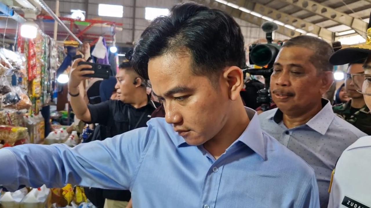 Girangnya Warga Sulsel Bertemu Gibran, Dagangan Diborong dan Dikasih Amplop