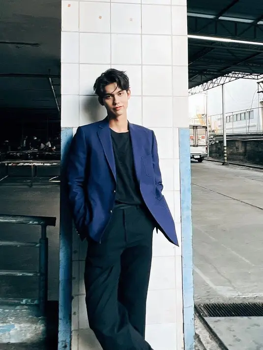 Dikenal memiliki aura boyfriend material, gaya jalanan ala Bright Vachirawit menarik untuk disontek.