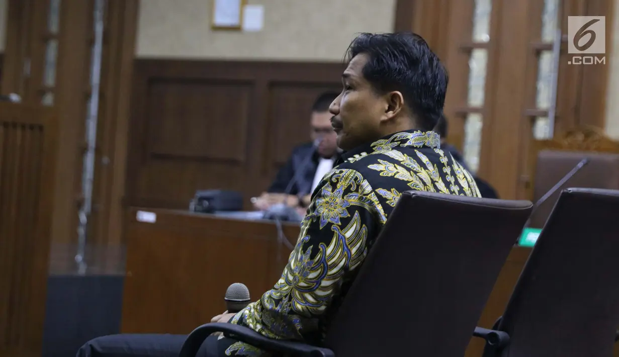 Anggota Komisi VI DPR RI Bowo Sidik Pangarso saat menjalani sidang perdana di Pengadilan Tipikor, Jakarta, Rabu (14/8/2019). Bowo Sidik Pangarso didakwa menerima suap dan gratifikasi sebesar SGD 700 ribu dan Rp 600 juta. (Liputan6.com/Helmi Fithriansyah)