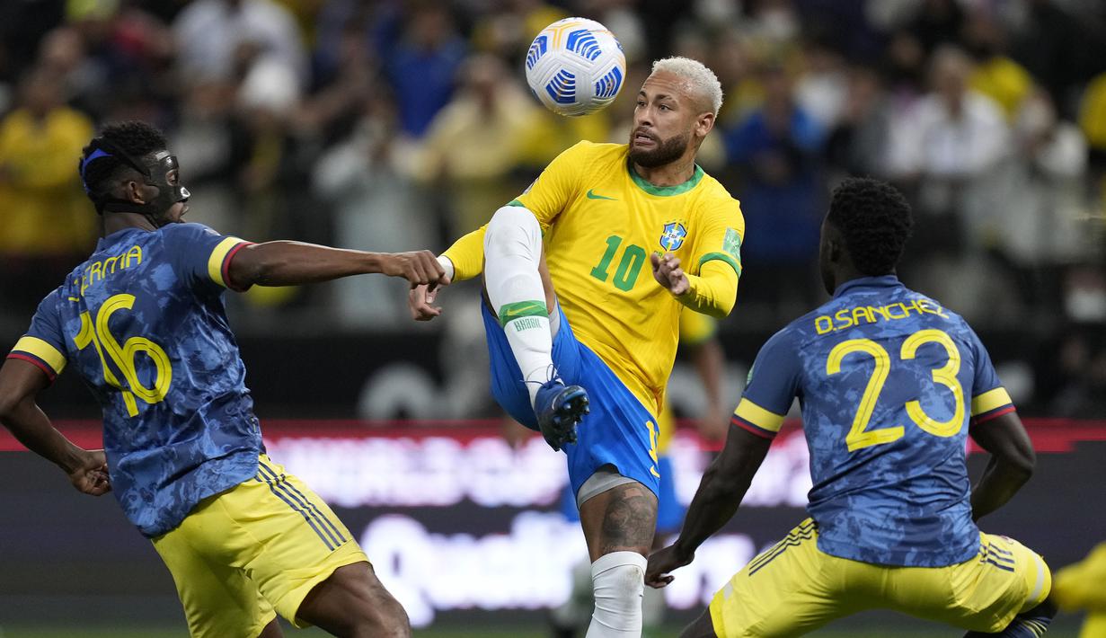 Sementara itu, Brasil terus menyerang dan mencoba menembus pertahanan solid Kolombia, salah satunya lewat aksi Neymar. Sayangnya, skor masih menunjukkan kacamata hingga peluit turun minum terdengar. (AP/Andre Penner)