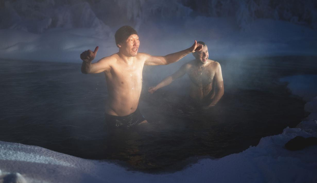 Sejumlah pelari berendam di air hangat usai menyelesaikan maraton terdingin di dunia internasional pada suhu minus 53 derajat (-63,4 Fahrenheit) di dekat Oymyakon, republik Sakha, juga dikenal sebagai Yakutia, Timur Jauh Rusia, Sabtu, 22 Januari 2022. (AP/Ivan Nikiforov)