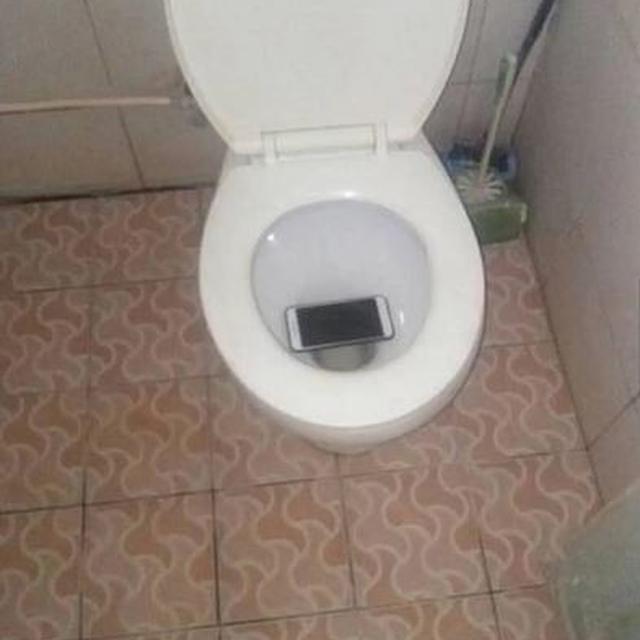 6 Momen Apes Barang Jatuh di Kloset Ini Bikin Elus Dada, Ragu Dipakai Lagi