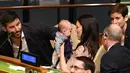 Perdana Menteri Selandia Baru, Jacinda Ardern menggendong putrinya, Neve Te Aroha Ardern Gayford saat menghadiri Nelson Mandela Peace Summit, sehari sebelum digelarnya Rapat Majelis Umum PBB ke-73 di markas PBB, New York, Senin (24/9). (AFP/Don EMMERT)