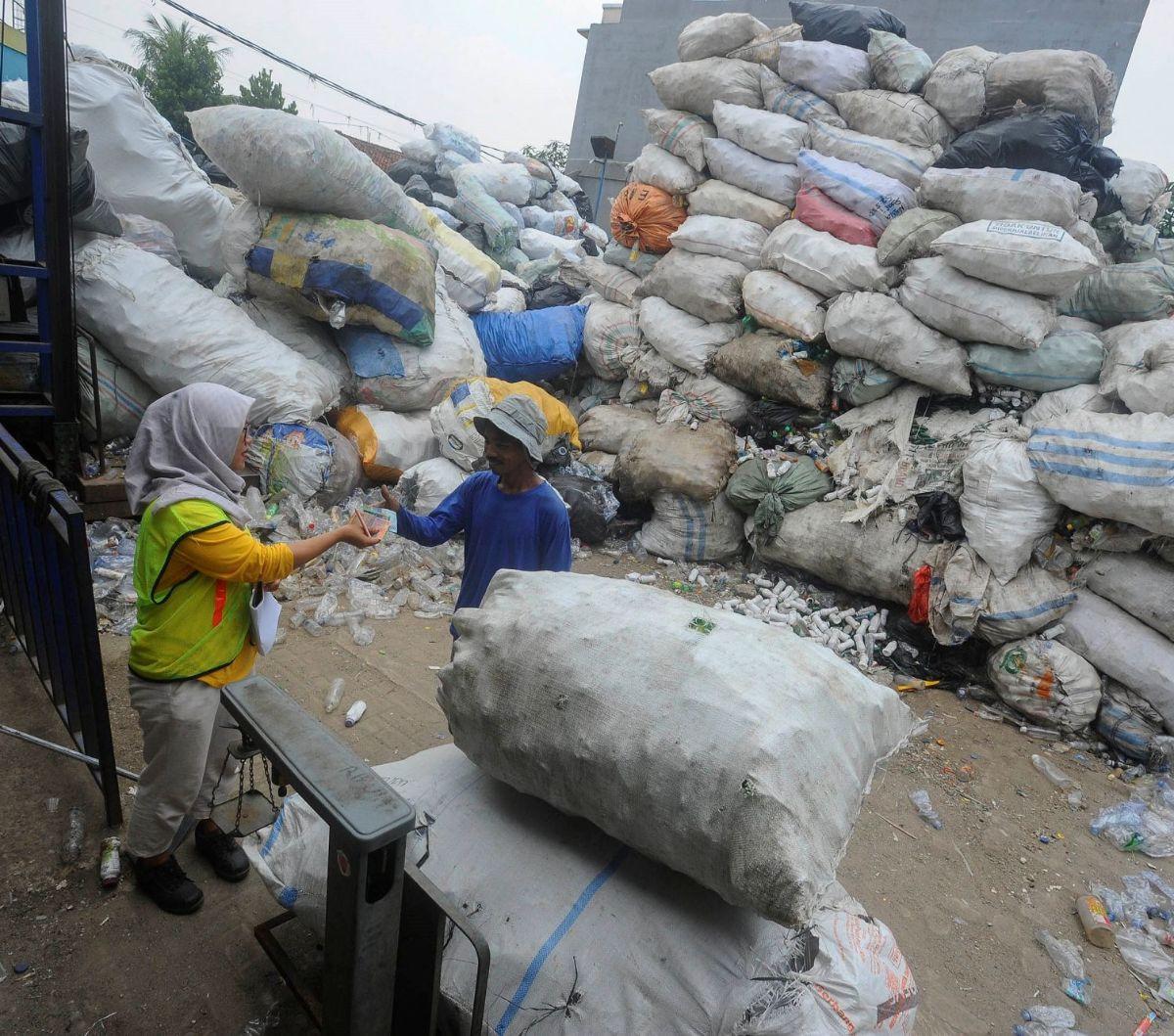 Koperasi Pemulung Berdaya yang berada di Setu, Tangerang Selatan, Banten&nbsp;merupakan salah satu Recycling Business Unit (RBU), bisnis daur ulang sampah plastik beromset miliaran rupiah.