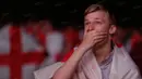 Raut ekspresi penuh kekecewaan terpancar dari seorang fans Inggris saat negaranya harus tersingkir dari 16 besar Piala Eropa 2016. (Bola.com/Vitalis Yogi Trisna)