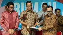 Gubernur dan Wakil Gubernur DKI Jakarta terpilih Anies Baswedan (tengah), Sandiaga Uno menerima Perjanjian Singkronisasi ketua Tim Singkronisasi Sudirman Said mengelar konferensi Pers di Rumah Borobudur, Jakarta, Senin (15/5). (Liputan6.com/Johan Tallo)