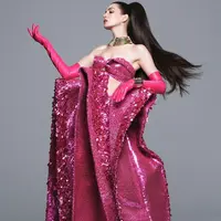 Untuk pemotretan majalah Vogue Hongkong, Anne Hathaway tampil luar biasa. Ia mengenakan busana bernuansa merah muda dengan desain yang tak biasa. Aksesori kalung emas tumpuk, gelang, dan tatanan rambutnya semakin membuat penampilannya terlihat glamor. Foto: Instagram.