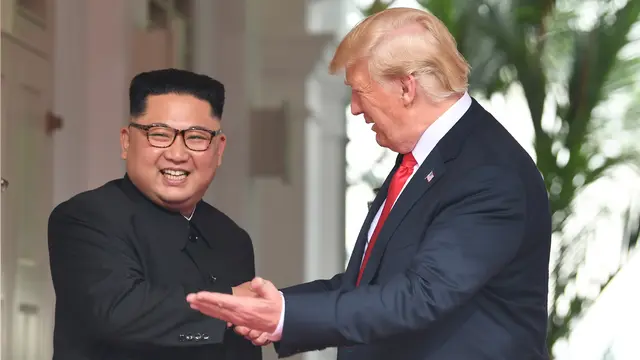 Jabat Tangan Perdana Trump dan Kim Jong-un