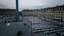 Suasana acara 'Diner en blanc' atau 'Makan Malam Putih' di Place Vendome, Paris, Rabu (8/6). Acara ini digelar dadakan dengan lokasi berbeda tiap tahun serta memanfaatkan teknologi internet dan jejaring sosial sebagai sarana publikasi  (PHILIPPE LOPE/AFP)