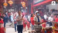 Ratusan warga Tionghoa memadati klenteng Dewi Kwan Im di kota Palembang. Mereka melakukan ritual sembahyang di tahun baru Imlek 2575 dan tradisi pelepasan burung pipit. (Foto:Liputan6)
