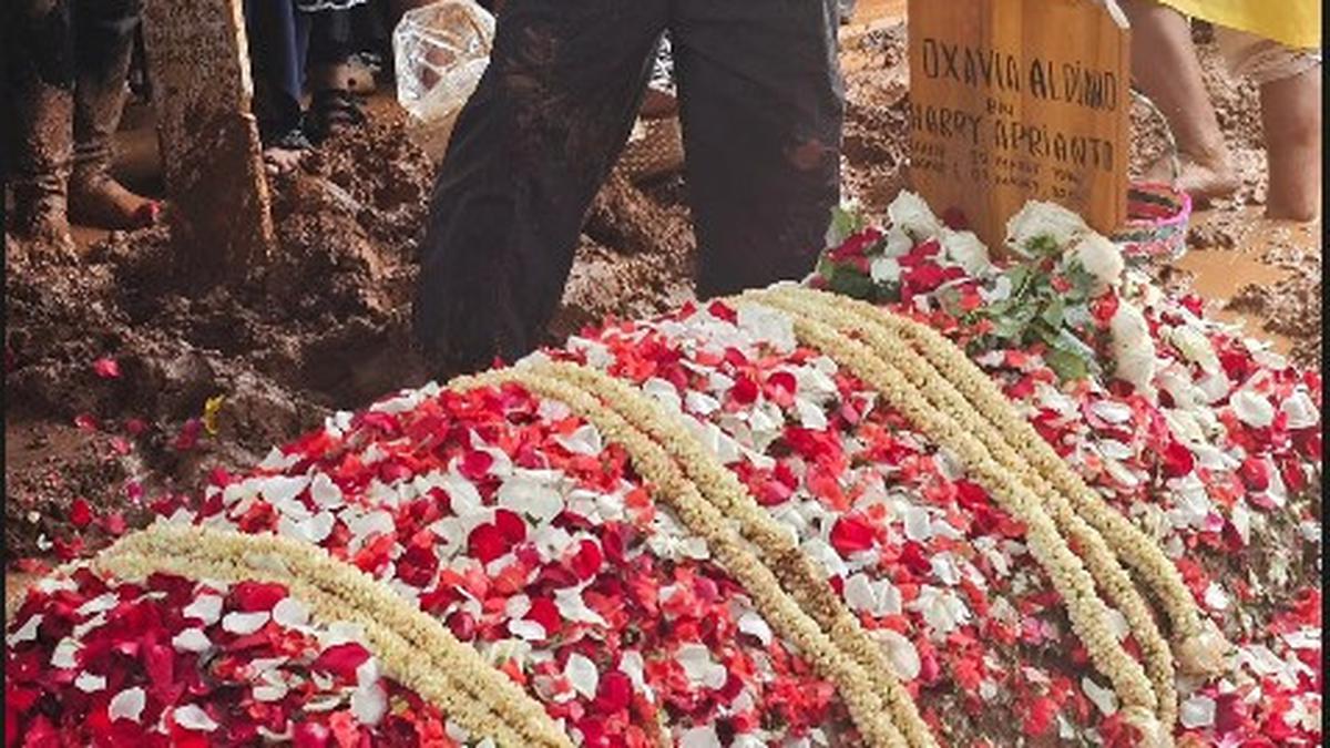 6 Potret Pemakaman Vidi Aldiano, Suasana Penuh Haru Diiringi Hujan