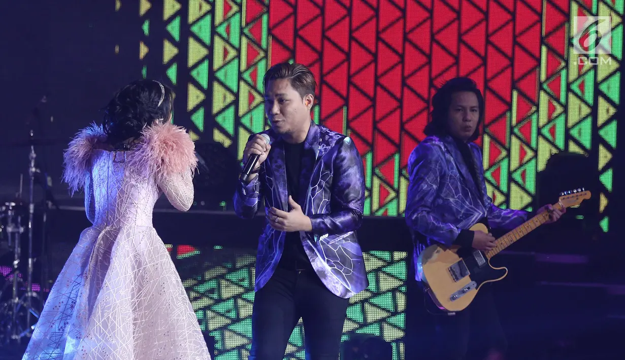Armada Band saat berkolaborasi dengan Aktris Prilly Latuconsina ketika membawakan lagu Asal Kau Bahagia pada malam puncak HUT ke-27 SCTV di Hall D, Jiexpo Kemayoran, Jakarta, Kamis (24/8). (Liputan6.com/Herman Zakharia)