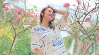 Potret Gaya Oza Kioza Pakai Baju Tie Dye, Stylish Banget. (Sumber: Instagram/ozakiozaduoserigala)