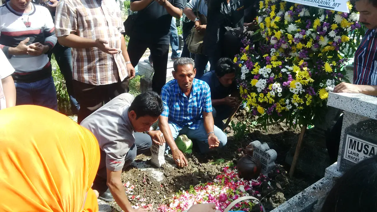 Sedih, Adik Korban Longsor Air Terjun Sedudo Pingsan di Pemakaman