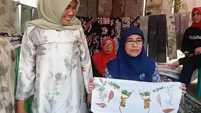 Kusmiyati memamerkan batik ecoprint setengah jadi yang berpewarna bahan alami. (Foto: Liputan6.com/Muhamad Ridlo)