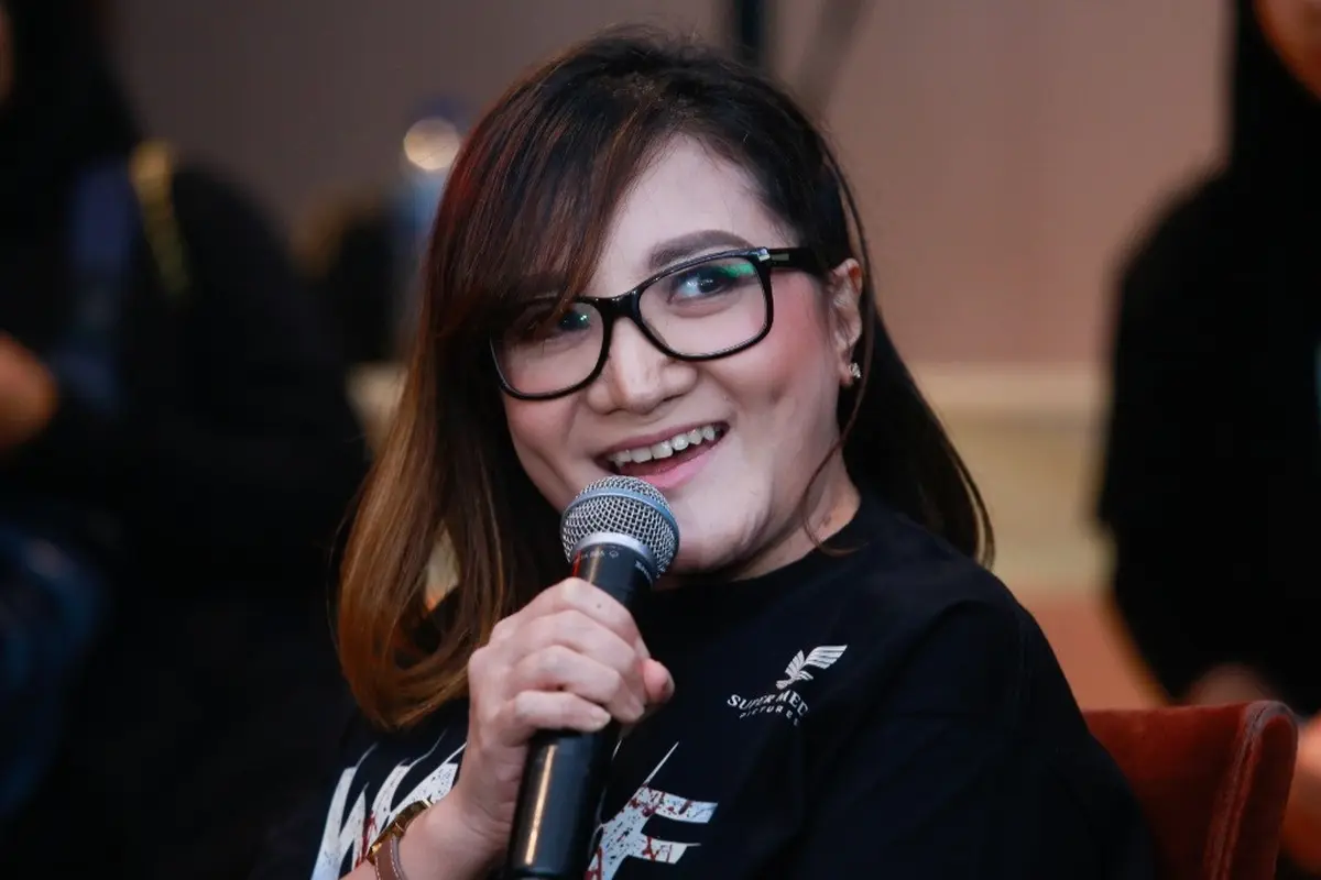 Kiki Amalia akhirnya diberi kepercayaan oleh sang pencipta untuk segera memiliki buah hati, saat ini dia sedang hamil anak pertamanya di usia 41 tahun