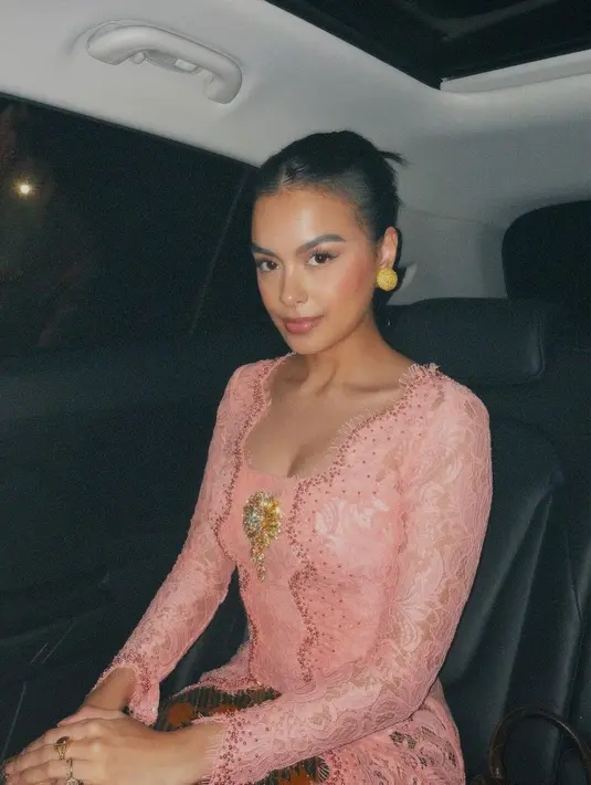 Penampilannya kian sempurna dengan pulasan makeup glam yang flawless, tatanan rambut updo, serta beberapa perhiasan yang mempermanis penampilannya. [Foto: IG/evacelia]