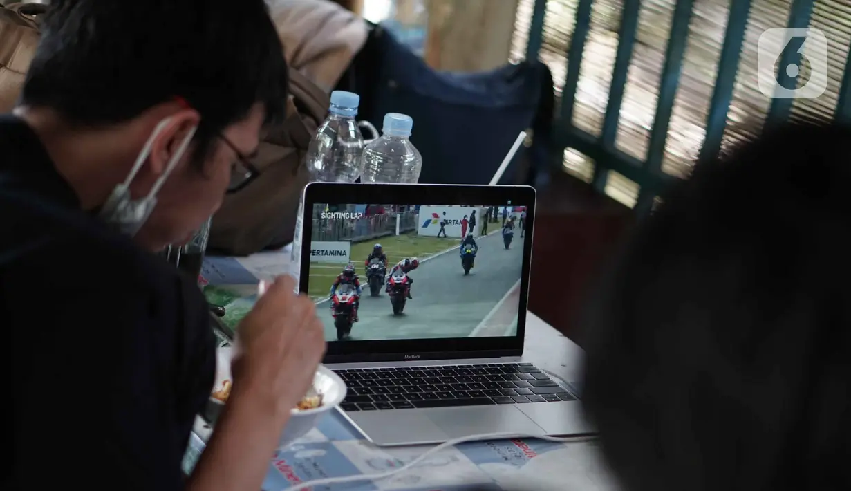 Warga menyaksikan balapan Pertamina Grand Prix of Indonesia 2022 melalui streaming di Bundaran HI, Jakarta, Minggu (20/3/2022). Antusias masyarakat Indonesia nobar sebagai MotoGP Mandalika 2022 yang merupakan kembalinya MotoGP ke Indonesia setelah sempat vakum 25
tahun. (Liputan6.com/Faizal Fanani)