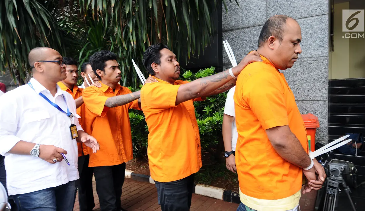 Empat tersangka kasus kekerasan terhadap Hermansyah digiring petugas jelang rilis di Mapolda Metro Jaya, Jakarta, Kamis (13/7). Polisi menangkap empat orang dan masih memburu satu tersangka lainnya. (Liputan6.com/Helmi Fithriansyah)